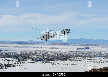 Une paire de faucons de Pave HH-60G affectés à l'escadron de sauvetage 512th de l'AFB de Kirtland, N.M., survole le terrain du Nouveau-Mexique le 28 décembre 2011.U.S. Air Force photo par John Cochran. Banque D'Images