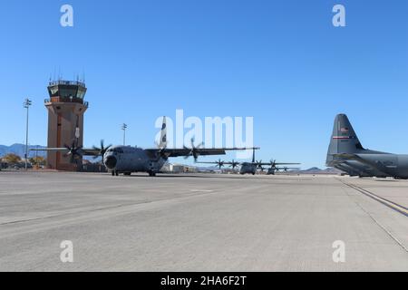 Un C-130J Super Hercules avec les taxis de l'escadre 403rd sur la piste après avoir effectué un exercice d'entrée forcée conjointe de l'US Air Force School à la base aérienne de Creech, Nevada, le 4 décembre 2021.L'achèvement du JFE a permis aux membres de l'équipage d'acquérir une meilleure compréhension de la façon dont la planification et l'exécution de l'insertion aérienne des actifs de la Force aérienne fait partie intégrante de la façon dont l'éventualité actuelle et future des opérations de combat pourrait évoluer.(É.-U.Photo de la Force aérienne par le sergent d'état-major.David Owsianka) Banque D'Images