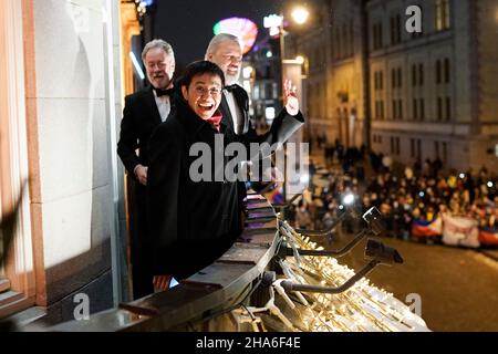 Oslo, Norvège.10th décembre 2021.Oslo 20211210.les lauréats du Prix Nobel de la paix 2021 Maria Ressa (au centre) et Dmitry Muratov (à droite) avec le leader du Programme alimentaire mondial ont reçu le Prix Nobel de la paix 2020, David Beasley (à gauche),Sur le balcon du Grand Hôtel dans le centre d'Oslo où ils reçoivent l'hommage des participants à la procession aux flambeaux.Photo DE PISCINE: Cornelius Poppe / NTB crédit: NTB Scanpix/Alay Live News Banque D'Images