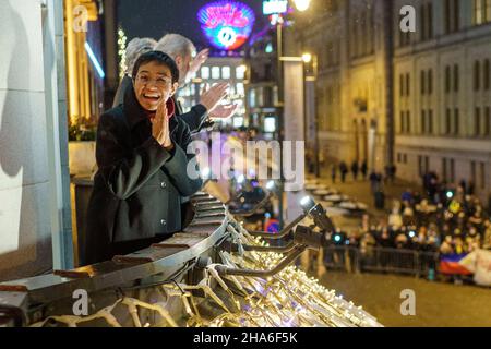 Oslo, Norvège.10th décembre 2021.Oslo 20211210.les lauréats du Prix Nobel de la paix 2021 Maria Ressa et Dmitrij Muratov ainsi que le leader du Programme alimentaire mondial qui a reçu le Prix Nobel de la paix pour 2020, David Beasley (à gauche),Sur le balcon du Grand Hotel dans le centre d'Oslo où ils reçoivent des hommages de la part des processions de torchlight.Photo: Cornelius Poppe / NTB crédit: NTB Scanpix/Alay Live News Banque D'Images