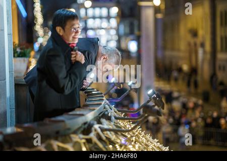 Oslo, Norvège.10th décembre 2021.Oslo 20211210.les lauréats du Prix Nobel de la paix 2021 Maria Ressa et Dmitrij Muratov sur le balcon du Grand Hôtel dans le centre d'Oslo, où ils reçoivent des hommages des participants à la traditionnelle procession de torchlight.Photo: Cornelius Poppe / NTB POOL crédit: NTB Scanpix/Alay Live News Banque D'Images