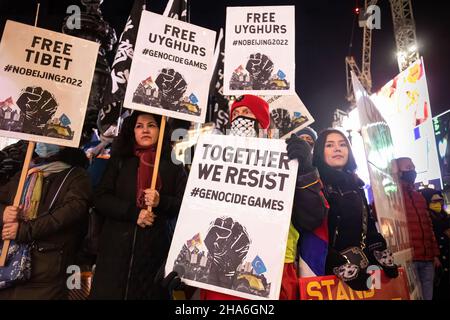 Les manifestants ont vu tenir les pancartes qui lisaient « ensemble, nous résistons.Jeux de génocide" et "Tibet libre.Pas de Pékin 2022' pendant la manifestation.À l'occasion de la Journée des droits de l'homme (10th décembre), divers groupes anti-Parti communiste chinois (anti-PCC) de Londres se sont ralliés à Piccadilly Circus, puis ont marché au 10 Downing Street.À la suite d'une violente bagarre à Chinatown le 27th novembre, au cours de laquelle des Hongkongais ont été blessés.Les Hongkongais, les Tibétains et les Uyghurs se sont réunis pour exposer les tentatives du PCC d'opprimer les voix dissidentes.Le rallye a exigé majestueusement du monde occidental de boycotter le Beijing W de 2022 Banque D'Images