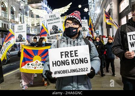 Simon Cheng, activiste de Hong Kong en exil, est titulaire d'un écriteau intitulé « Free Hong Kong ».Pas de Pékin 2022' pendant la manifestation.À l'occasion de la Journée des droits de l'homme (10th décembre), divers groupes anti-Parti communiste chinois (anti-PCC) de Londres se sont ralliés à Piccadilly Circus, puis ont marché au 10 Downing Street.À la suite d'une violente bagarre à Chinatown le 27th novembre, au cours de laquelle des Hongkongais ont été blessés.Les Hongkongais, les Tibétains et les Uyghurs se sont réunis pour exposer les tentatives du PCC d'opprimer les voix dissidentes.Le rallye a exigé majestueusement du monde occidental de boycotter les Jeux olympiques d'hiver de 2022 à Beijing Banque D'Images