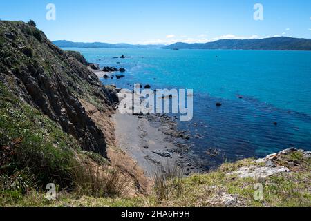 Vue sur le port de Wellington depuis point Dorset, avec des armes de guerre du deuxième monde sur la plage, Breaker Bay, Wellington, Île du Nord, Nouvelle-Zélande Banque D'Images