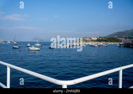 Les voiliers et les bateaux amarrés à la jetée lors d'une belle journée ensoleillée Banque D'Images