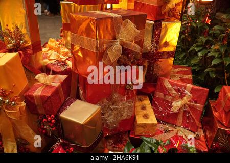 Superbes cadeaux de Noël en or et rouge Banque D'Images