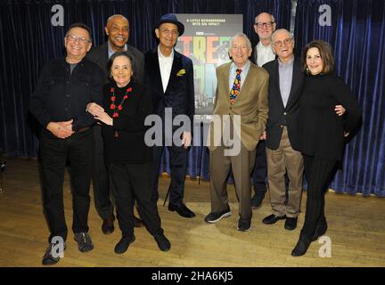 New York, États-Unis.10th décembre 2021.De gauche à droite : Norman Stiles, an, Roscoe Orman, Emilio Delgado, Bob McGrath,Frank Oz, Christopher Cerf et Sharon Lerner assistent à la projection spéciale de New York sur Street Gang: How We Gang to Sesame Street à Symphony Space à New York, NY, le 10 décembre 2021.(Photo de Stephen Smith/SIPA USA) crédit: SIPA USA/Alay Live News Banque D'Images