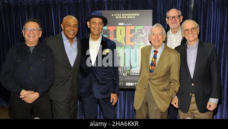 New York, États-Unis.10th décembre 2021.De gauche à droite : Norman Stiles, Roscoe Orman, Emilio Delgado, Bob McGrath, Frank Oz et Christopher Cerf assistent à la projection spéciale de New York de Street Gang: How We Gone Street à Sesame Street à Symphony Space à New York, NY, le 10 décembre 2021.(Photo de Stephen Smith/SIPA USA) crédit: SIPA USA/Alay Live News Banque D'Images