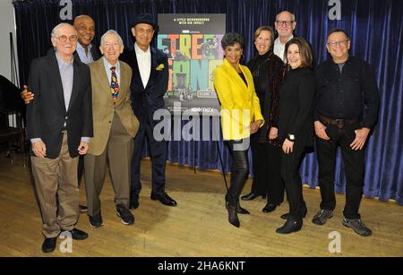 New York, États-Unis.10th décembre 2021.De gauche à droite : Christopher Cerf, Roscoe Orman, Bob McGrath, Emilio Delgado, Sonia Manzano,Polly Stone, Frank Oz, Sharon Lerner et Norman Stiles assistent à la projection spéciale de Street Gang: How We Gang to Sesame Street à Symphony Space à New York, NY, le 10 décembre 2021.(Photo de Stephen Smith/SIPA USA) crédit: SIPA USA/Alay Live News Banque D'Images