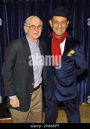 New York, États-Unis.10th décembre 2021.De gauche à droite : Christopher Cerf et Emilio Delgado assistent à la projection spéciale de New York sur Street Gang: How We Gang to Sesame Street at Symphony Space à New York, NY, le 10 décembre 2021.(Photo de Stephen Smith/SIPA USA) crédit: SIPA USA/Alay Live News Banque D'Images