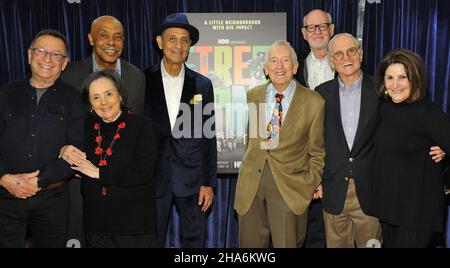 New York, États-Unis.10th décembre 2021.De gauche à droite : Norman Stiles, an, Roscoe Orman, Emilio Delgado, Bob McGrath,Frank Oz, Christopher Cerf et Sharon Lerner assistent à la projection spéciale de New York sur Street Gang: How We Gang to Sesame Street à Symphony Space à New York, NY, le 10 décembre 2021.(Photo de Stephen Smith/SIPA USA) crédit: SIPA USA/Alay Live News Banque D'Images