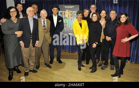 New York, États-Unis.10th décembre 2021.De gauche à droite : Ellen Scherer Crafts, Trevor Crafts, Christopher Cerf, Roscoe Orman, Bob McGrath,Emilio Delgado, Sonia Manzano, Polly Stone, Frank Oz, Sharon Lerner,Lisa Diamond, Norman Stiles et Marilyn Agnelo assistent à la projection spéciale de New York de Street Gang: How We Gang to Sesame Street à Symphony Space à New York, NY, le 10 décembre 2021.(Photo de Stephen Smith/SIPA USA) crédit: SIPA USA/Alay Live News Banque D'Images