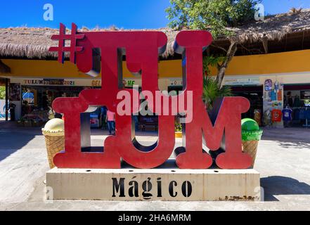 Tulum, Quintana Roo, Mexique-17 septembre 2021 : entrée à la zone archéologique de Tulum avec des lettres de Tulum, des pyramides mayas et des ruines situées sur la rive océanique pittoresque de la province de Quintana Roo Banque D'Images