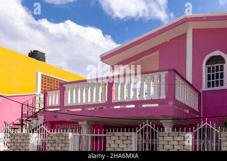 Rues colorées et plages pittoresques de l'île Isla Mujeres situé de l'autre côté du golfe du Mexique, à quelques minutes en ferry de Cancun. Banque D'Images