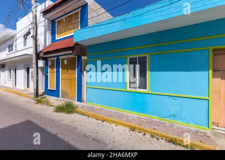 Rues colorées et plages pittoresques de l'île Isla Mujeres situé de l'autre côté du golfe du Mexique, à quelques minutes en ferry de Cancun. Banque D'Images