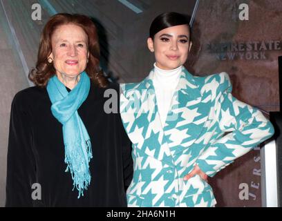 New York, NY, États-Unis.10th décembre 2021.Le Directeur général de l'UNICEF, Henrietta Fore et l'Ambassadeur de l'UNICEF, Sofia Carson, ont allumé l'Empire State Building en bleu cyan de l'UNICEF pour montrer leur soutien aux droits de l'enfant et célébrer le 75th anniversaire de l'Organisation à l'Empire State Building de New York le 10 décembre 2021.Crédit : RW/Media Punch/Alamy Live News Banque D'Images