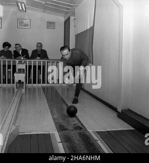 Poznañ, 1969-12.Pierwszy ogólnopolski turniej krêglarski rozegany na obiekcie Klubu Sportowego Energenetyk.W zawodach startowa³o 66 trzyosobowych zespo³ów. kw PAP/Zbigniew Staszyszyn Dok³adny dzieñ wydarzenia nieustalony.Poznan, décembre 1969.Les premiers championnats nationaux de bowling se sont tenus au club de sport d'Energetyk.La compétition a attiré 66 équipes de trois personnes. kw PAP/Zbigniew Staszyszyn Banque D'Images