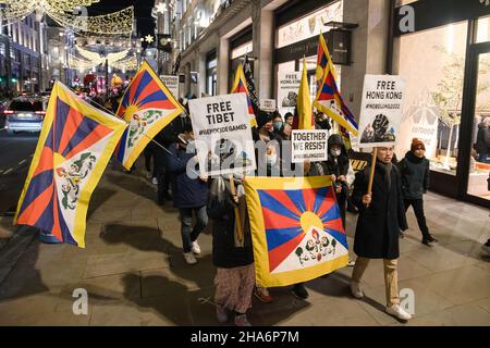 Londres, Royaume-Uni.10th décembre 2021.Londres, Royaume-Uni.10th décembre 2021.Des manifestants sont vus marcher sur la rue St James's Street, où se trouvent des drapeaux et des pancartes tibétains. Diverses communautés anti-Parti communiste chinois (anti-PCC) de Londres se sont ralliées à Piccadilly Circus, puis ont défilé au 10 Downing Street.Les Hongkongais, les Tibétains et les Ouïgours se sont réunis pour condamner les tentatives du PCC d'opprimer les voix dissidentes.Les manifestants ont également demandé au monde occidental de boycotter les Jeux olympiques d'hiver de 2022 à Beijing en réponse à la répression des droits de l'homme en Chine. Banque D'Images