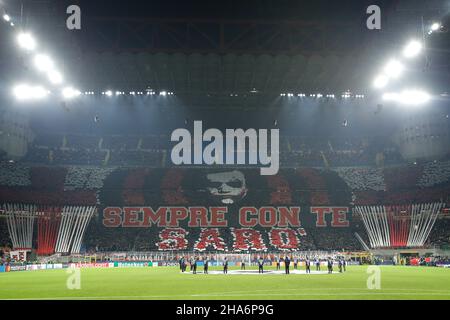Italie.07th décembre 2021.Italie, Milan, déc 7 2021: ac Milan supporters chorégraphie pendant les équipes entrent dans le match de football de terrain AC MILAN vs LIVERPOOL, UCL 2021-2022 match day 6, San Siro stade (photo de Fabrizio Andrea Bertani/Pacific Press) Credit: Pacific Press Media production Corp./Alay Live News Banque D'Images