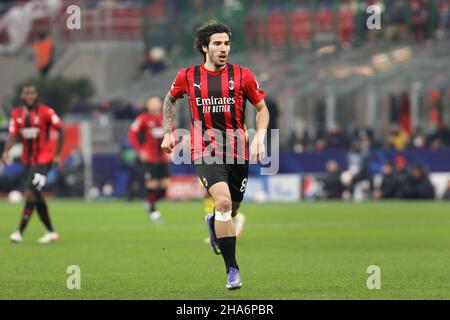 Italie.07th décembre 2021.Italie, Milan, déc 7 2021: Sandro Tonali (milieu de terrain de Milan) presse dans la première moitié pendant le match de football AC MILAN vs LIVERPOOL, UCL 2021-2022 match day 6, San Siro stade (photo de Fabrizio Andrea Bertani/Pacific Press) crédit: Pacific Press Media production Corp./Alay Live News Banque D'Images