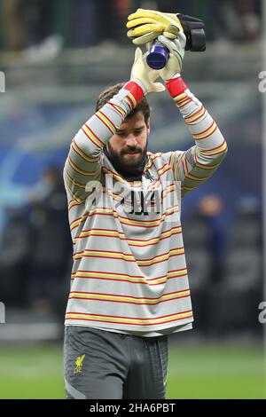 Italie.07th décembre 2021.Italie, Milan, déc 7 2021: Alisson Becker (gardien de but de Liverpool) accueille les fans lors de l'échauffement sur le match de football AC MILAN vs LIVERPOOL, UCL 2021-2022 match day 6, San Siro Stadium (photo de Fabrizio Andrea Bertani/Pacific Press) crédit: Pacific Press Media production Corp./Alay Live News Banque D'Images