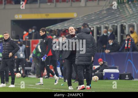 Italie.07th décembre 2021.Italie, Milan, décembre 7 2021: Stefano Pioli (directeur de Milan) et Jurgen Klopp (directeur de Liverpool) pendant le match de football AC MILAN vs LIVERPOOL, UCL 2021-2022 match day 6, San Siro Stadium (photo de Fabrizio Andrea Bertani/Pacific Press) crédit: Pacific Press Media production Corp./Alay Live News Banque D'Images