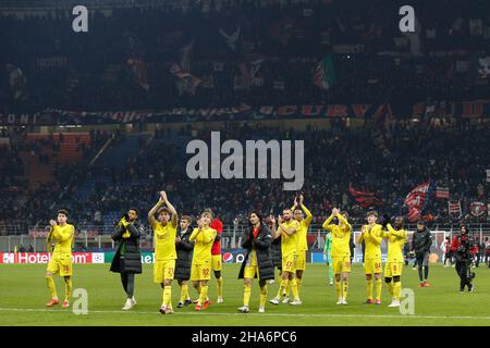 Italie.07th décembre 2021.Italie, Milan, déc 7 2021: Les joueurs de Liverpool accueillent les fans après la victoire à la fin du match de football AC MILAN vs LIVERPOOL, UCL 2021-2022 jumelage 6, San Siro Stadium (photo de Fabrizio Andrea Bertani/Pacific Press) Credit: Pacific Press Media production Corp./Alay Live News Banque D'Images