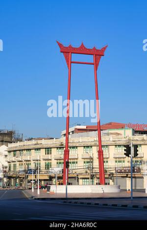 Giant Swing (Sao-Ching-Chaa), Bangkok, Thaïlande, le cadre d'une balançoire autrefois utilisée pour le Swing Festival, partie de célébration religieuse, partie de foire d'amusement Banque D'Images