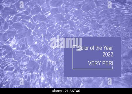 Couleur très peri de l'année 2022.Concept tendance.Les caustiques du fond de la piscine s'ondulent et s'écoulent avec le fond des vagues.Texture. Banque D'Images