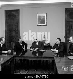 Varsovie, 1969-12.Wizyta energetyków z Elektrowni P¹tnów u i sekretarza KC PZPR W³adys³awa Gomu³ki.NZ. przy stole prezydialnym cz³onek KC Boles³aw Jaszczuk (2P), W³adys³aw Gomu³ka (3P) oraz Ministre górnictwa i energetyki Boles³aw Bartoszek (4P). kw PAP/Stanis³aw Czarnogórski Dok³adny dzieñ wydarzenia nieustalony.Varsovie, décembre 1969.Wladyslaw Gomulka, secrétaire en 1st de la Commission centrale du Parti des travailleurs Unis polonais, reçoit des électriciens de l'usine de Pontnow.Photo: Assis à la table du Présidium de droite: Boleslaw Jaszczuk, membre du Comité central, Gom (2nd) Banque D'Images