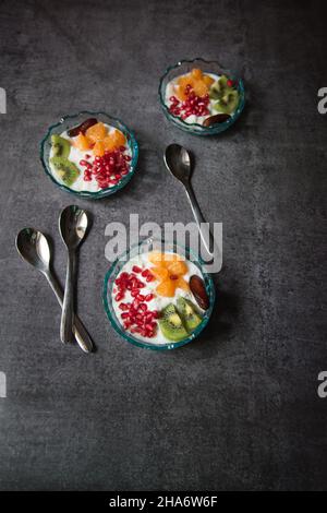 Salade de fruits avec assortiment de fruits au yaourt.Vue de dessus, mise au point sélective. Banque D'Images