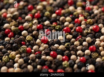 Arrière-plan du mélange de pepperscon. Peppercon en noir, rouge, blanc et vert. Gros plan Banque D'Images