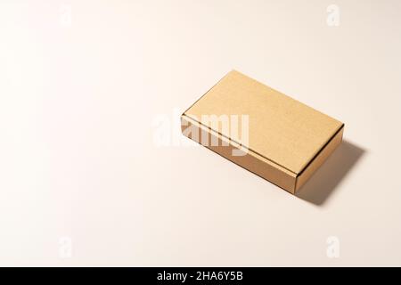 Boîtes en carton placées sur un fond beige.Concept d'expédition Banque D'Images