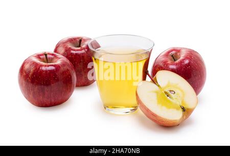 Jus de pomme dans une tasse de verre sur fond blanc avec beaucoup de pommes autour. Banque D'Images