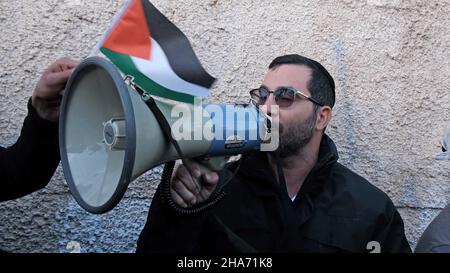 Jérusalem, Israël.10th décembre 2021.Un homme palestinien plaide en faveur d'un militant religieux de droite lors d'une manifestation contre l'occupation israélienne et les activités de colonisation dans le quartier de Sheikh Jarrah le 10 décembre 2021 à Jérusalem, en Israël.Le quartier palestinien de Sheikh Jarrah est actuellement au centre d'un certain nombre de conflits de propriété entre Palestiniens et Israéliens juifs de droite.Certaines maisons ont été occupées par des colons israéliens à la suite d'une décision du tribunal.Crédit : Eddie Gerald/Alay Live News Banque D'Images