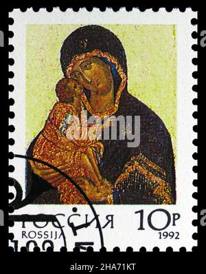 MOSCOU, RUSSIE - 4 NOVEMBRE 2021 : le timbre-poste imprimé en Russie montre Madonna et l'enfant, Tretiakov Gallery (14th c.), série des icônes religieuses russes Banque D'Images