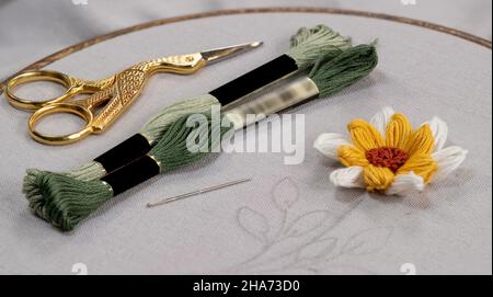 Broderie avec couture à la main, aiguille de ciseaux à fleurs et fils de soie Banque D'Images