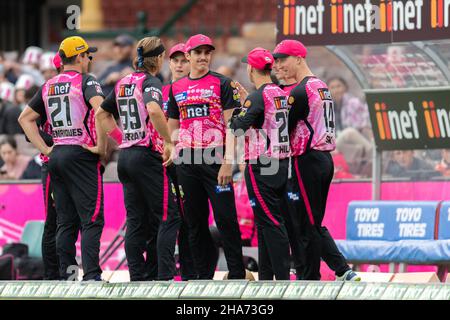 Sydney, Australie.11th décembre 2021.Sydney Sixers équipe dans le dugout avant le match entre Sydney Sixers et Hobart Hurricanes au Sydney Cricket Ground, le 11 décembre 2021, à Sydney, en Australie.(Usage éditorial seulement) Credit: Izhar Ahmed Khan/Alay Live News Banque D'Images