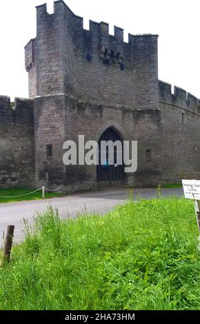 Tour de Brougham Hall avec son célèbre knock attaché à la porte nord de la porte de cour.Le manoir fortifié est situé dans le village de Brougham, juste à l'extérieur de Penrith, Cumbria, Angleterre.De 1941 à 1945, il a été la maison d'une installation secrète de développement de chars connue sous le nom de Canal Defense Light ou CDL qui était une lumière intense à effet stroboscopique , causant la cécité temporaire des soldats ennemis pendant la Seconde Guerre mondiale .Le bâtiment autrefois abandonné est maintenant en cours de restauration par un groupe de bénévoles. Banque D'Images