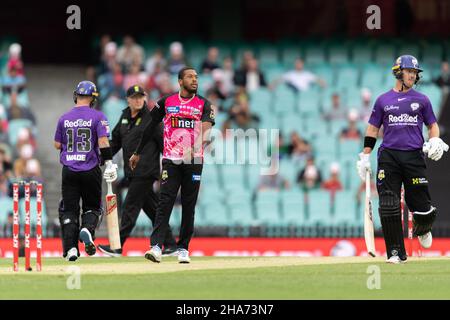 Sydney, Australie.11th décembre 2021.Chris Jordan (C) regarde le ballon pendant le match entre Sydney Sixers et Hobart Hurricanes au Sydney Cricket Ground, le 11 décembre 2021, à Sydney, en Australie.(Usage éditorial seulement) Credit: Izhar Ahmed Khan/Alay Live News Banque D'Images