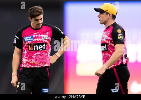 Sydney, Australie.11th décembre 2021.Sean Abbott (L) et Moises Henriques (R) Capitaine de Sydney Sixers en discussion pendant le match entre Sydney Sixers et Hobart Hurricanes au Sydney Cricket Ground, le 11 décembre 2021, à Sydney, en Australie.(Usage éditorial seulement) Credit: Izhar Ahmed Khan/Alay Live News Banque D'Images