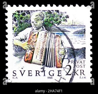 MOSCOU, RUSSIE - 8 NOVEMBRE 2021: Timbre-poste imprimé en Suède montre Accordianiste, timbres-rabais - série du Festival du milieu de l'été, vers 1988 Banque D'Images