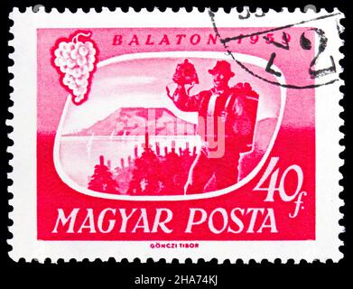 MOSCOU, RUSSIE - 8 NOVEMBRE 2021: Timbre-poste imprimé en Hongrie montre Vintager et lac Balaton, série, vers 1959 Banque D'Images