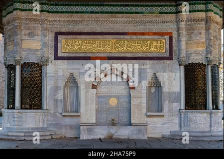 Gros plan de reliefs et textures intéressants sur la fontaine du Sultan Ahmed III en face de la porte impériale au palais de Topkapi à Istanbul en Turquie Banque D'Images