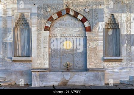 Gros plan de reliefs et textures intéressants sur la fontaine du Sultan Ahmed III en face de la porte impériale au palais de Topkapi à Istanbul en Turquie Banque D'Images