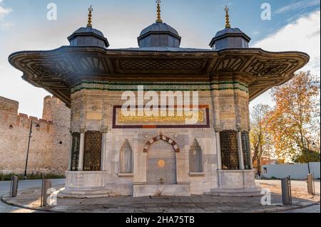 Gros plan de reliefs et textures intéressants sur la fontaine du Sultan Ahmed III en face de la porte impériale au palais de Topkapi à Istanbul en Turquie Banque D'Images