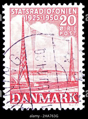 MOSCOU, RUSSIE - 8 NOVEMBRE 2021: Timbre-poste imprimé au Danemark montre 25th anniversaire de l'État Broadcast, série, vers 1950 Banque D'Images
