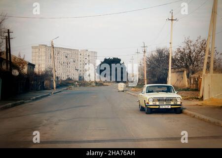 Rustavi, Géorgie.11 décembre 2021.Voiture soviétique Volga gaz 24 garée par la route. Banque D'Images