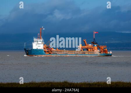 Arco dart dredger en quittant Avonmouth passer Portishead point de batterie Banque D'Images