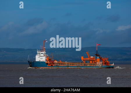 Arco dart dredger en quittant Avonmouth passer Portishead point de batterie Banque D'Images